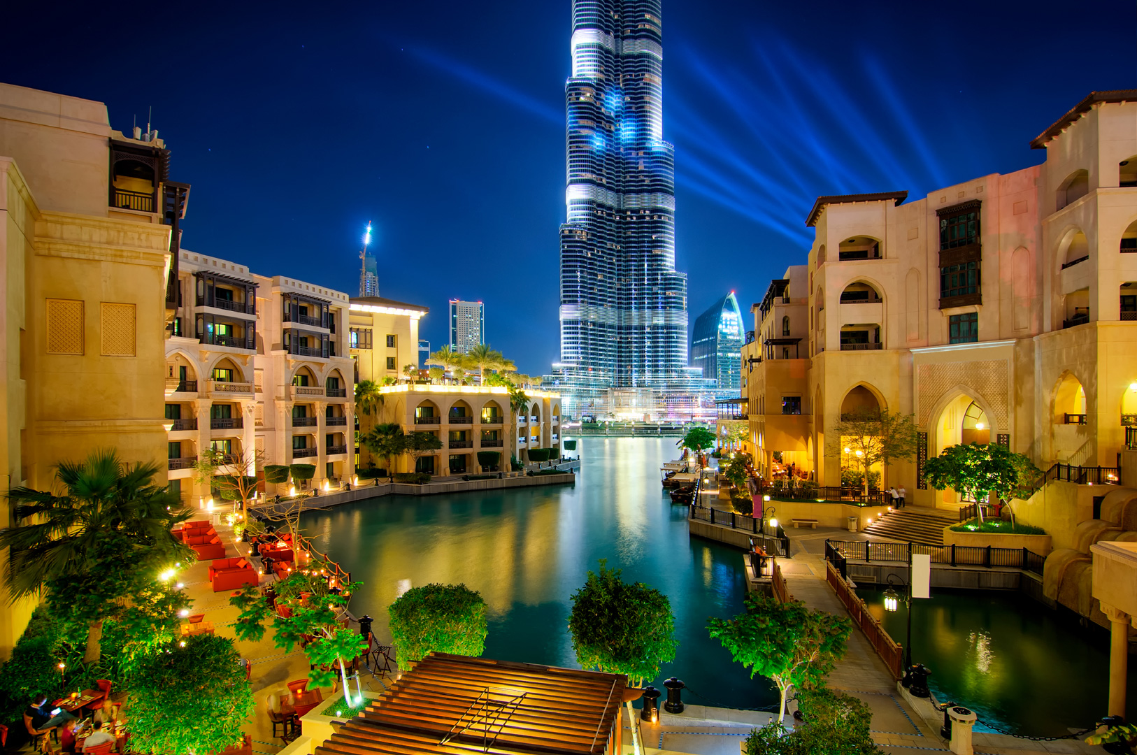 beautiful-downtown-area-in-dubai-at-night-dubai-1080.jpg